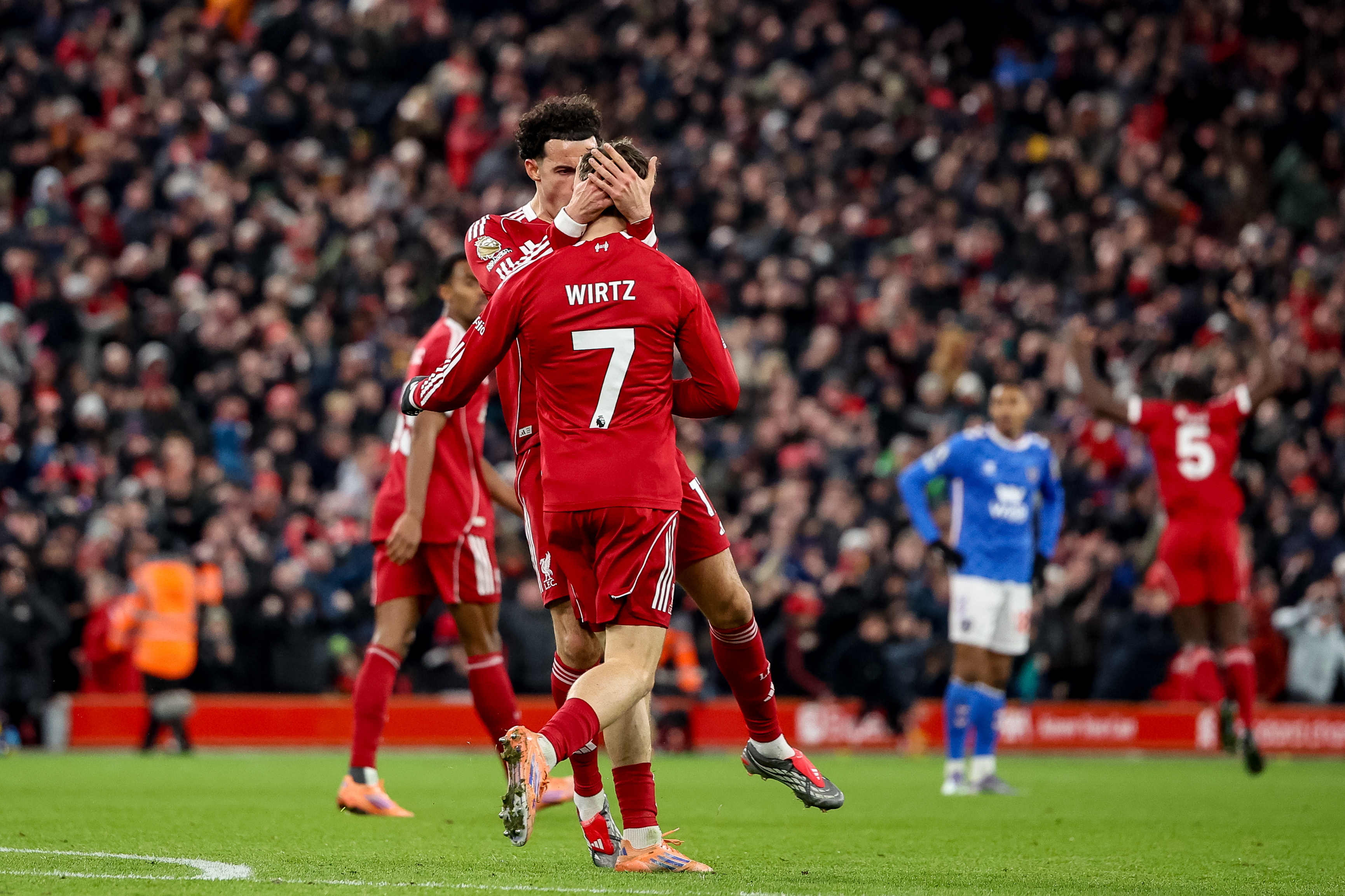 包含利物浦主力门将回归赛场,球迷期待联赛逆袭的词条 包含利物浦主力门将回归赛场,球迷期待联赛逆袭的词条